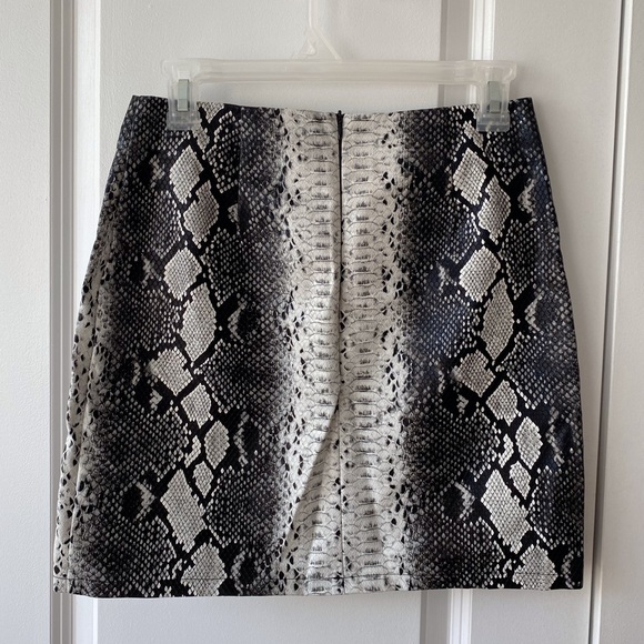 NWT Pleather Snakeskin Mini Skirt (M) - Picture 2 of 9